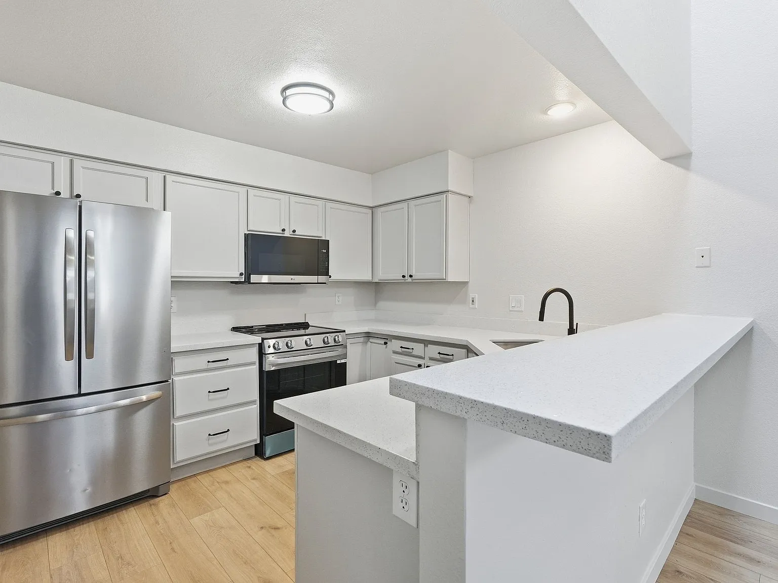 3 bed, 1254 sqft, $1,999 — Photo 4