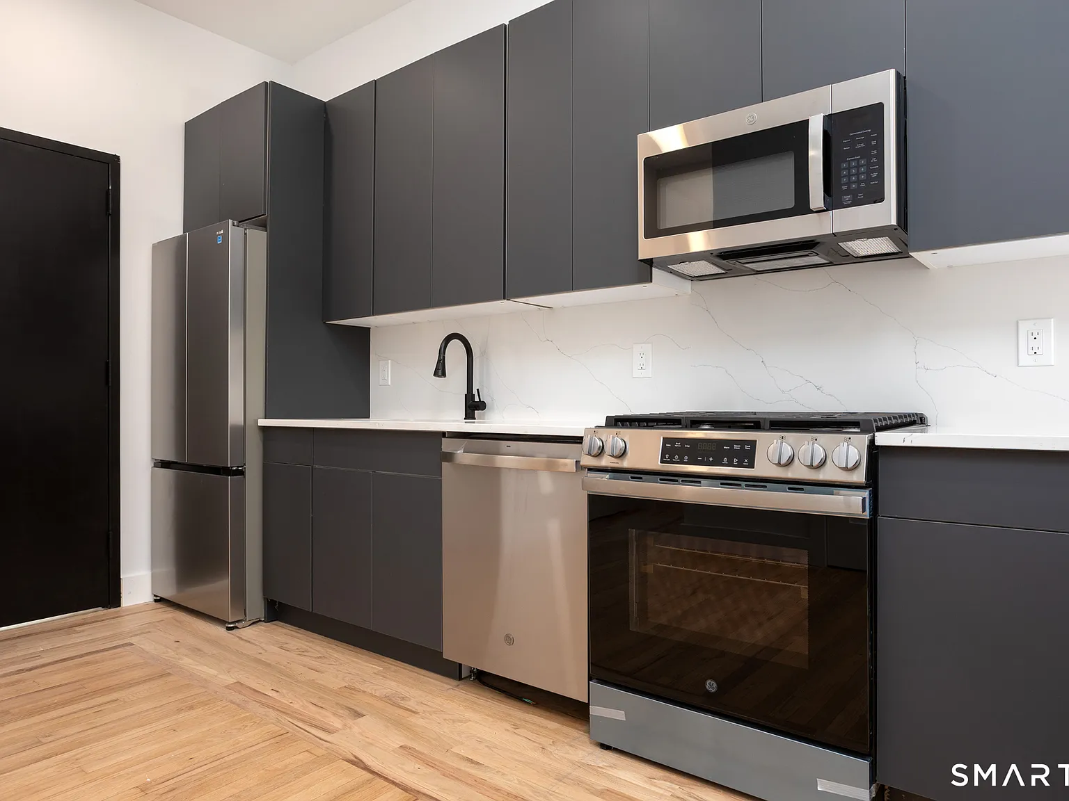 2 bed, 1.0 bath, 1000 sqft, $2,861 — Photo 3