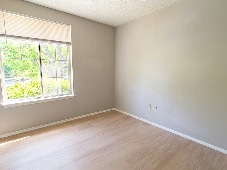 9528 Robert Burns Ct — Photo 9