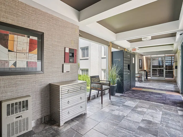 Uptown Square Apartments — Photo 20