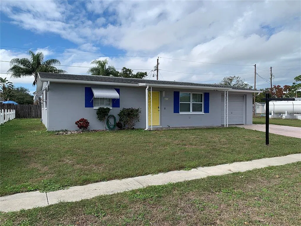 2 bed, 1.0 bath, 990 sqft, $1,599 — Photo 2