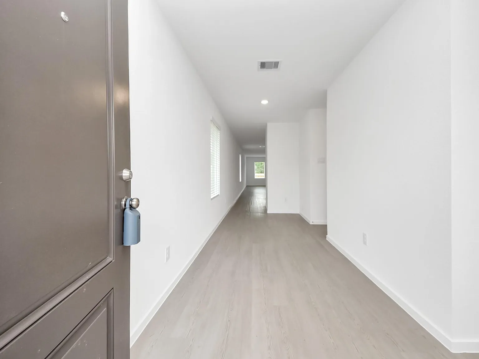 4 bed, 2.0 bath, 1607 sqft, $2,400 — Photo 4
