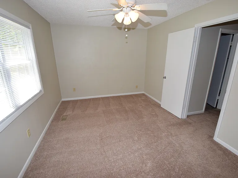 16605 Janet Dr — Photo 9