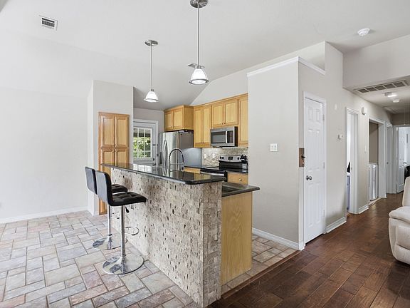 4th image of 416 Scott Ln