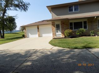 1813 Maness Ct, Sycamore, IL 60178