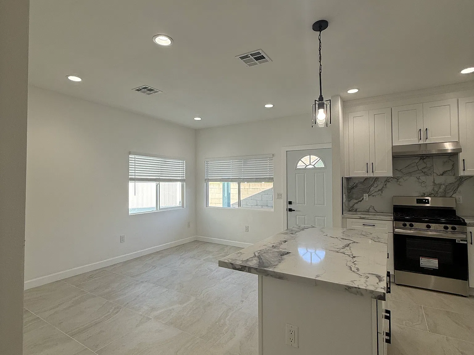 2 bed, 800 sqft, $2,700 — Photo 3
