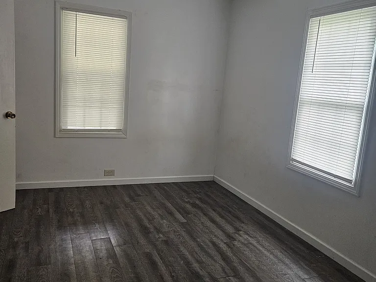1008 Market St E — Photo 10