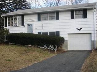 15 Queensbury Dr, Springfield, MA 01129