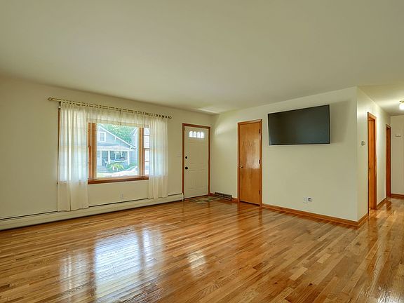 5th image of 583 Beechwood St