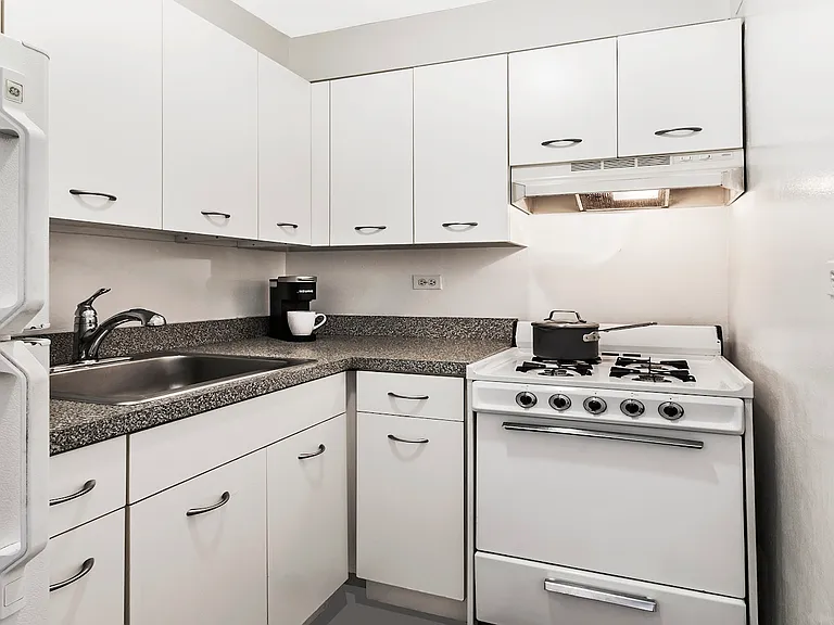 430 W 34th St #12J — Photo 5