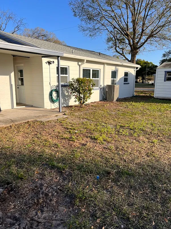 Building Photo - 11002 N Oakleaf Ave