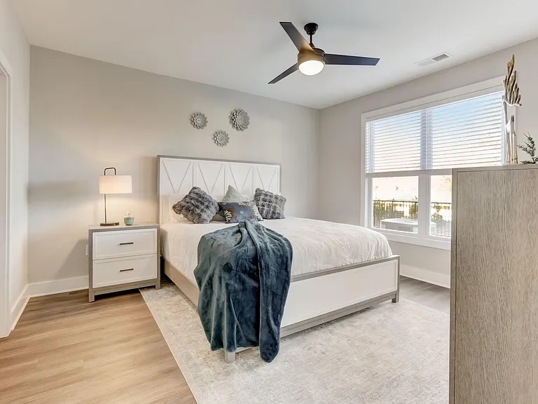 Master bedroom (king size bed in pic)