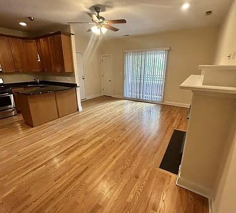 4th image of 2656 N Hamlin Ave #2R