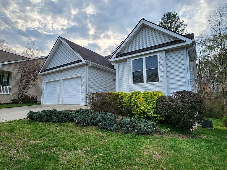 112 Woodcreek Cir — Photo 1