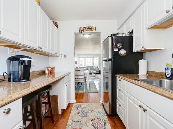 Kitchen w/computer workspace
