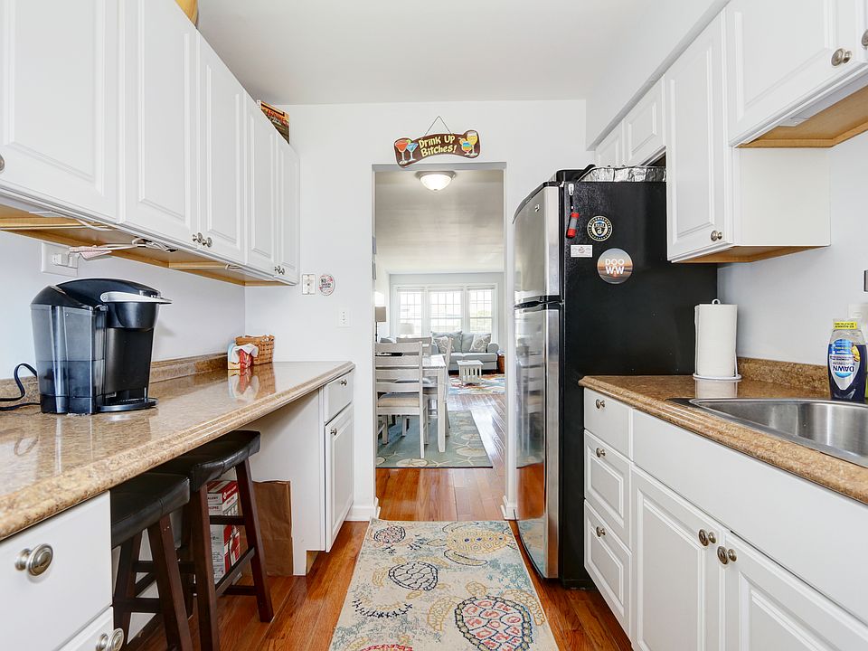 Kitchen w/computer workspace