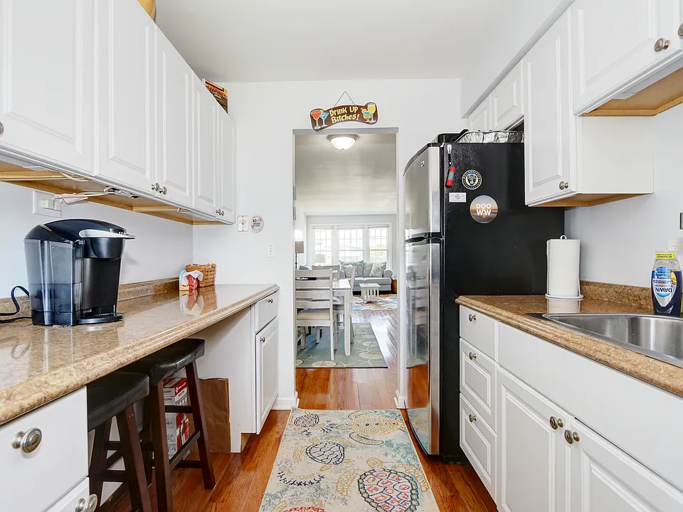 Kitchen w/computer workspace