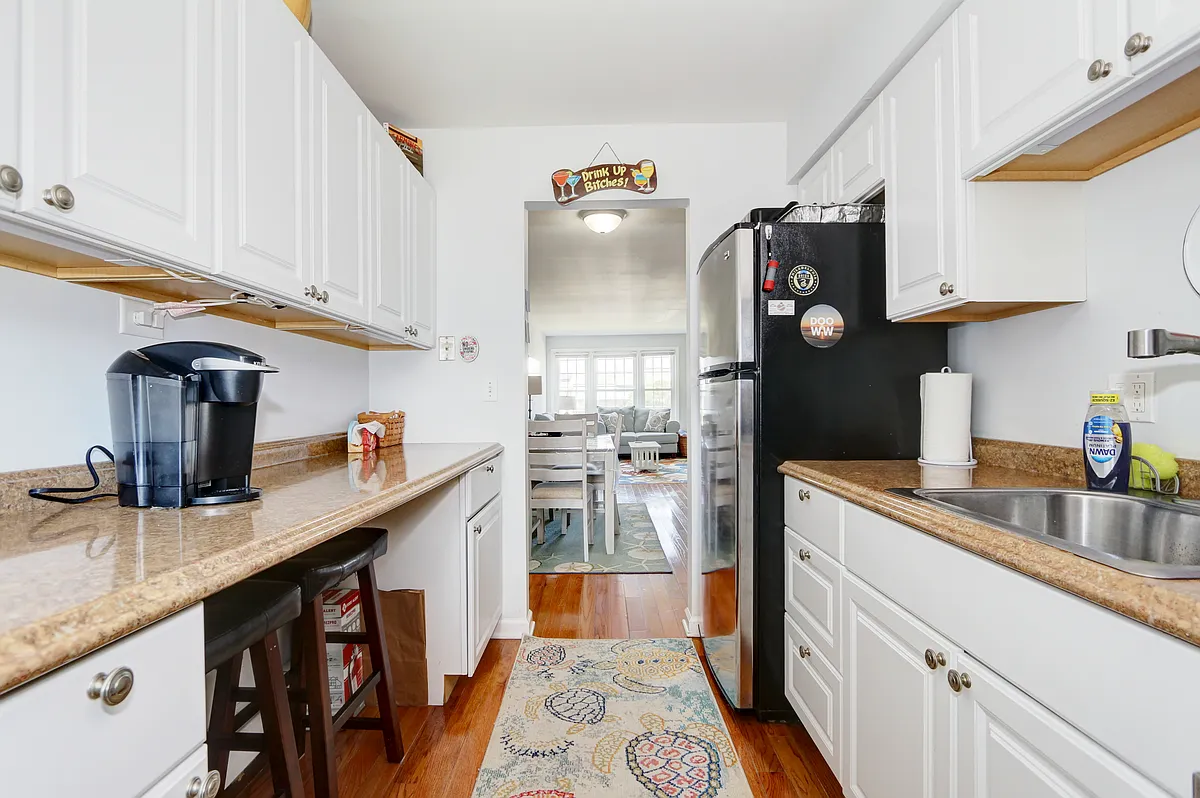 Kitchen w/computer workspace - 3563 Bay Ave #39