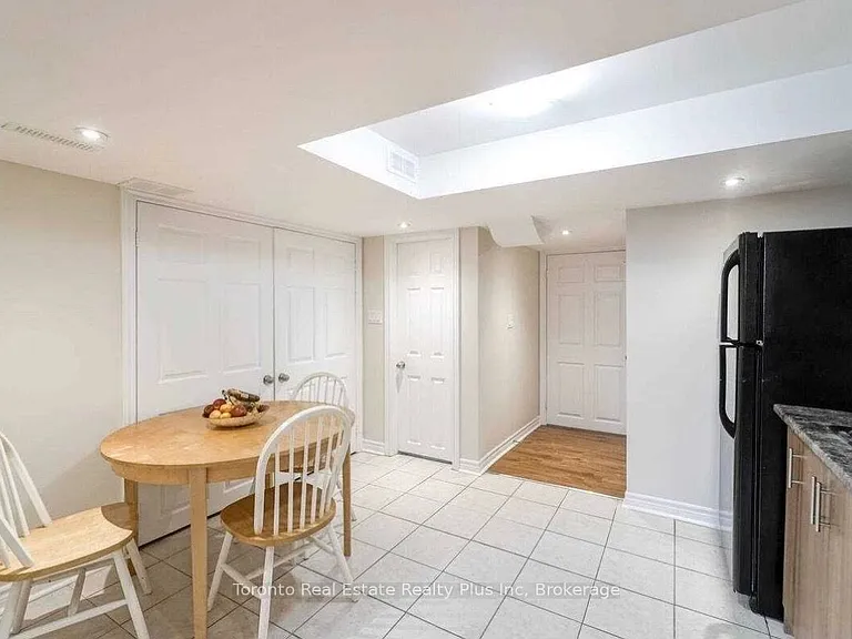 42 Crystalview Cres #LOWER — Photo 3