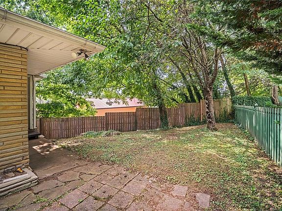 4th image of 1912 Parkwood Dr