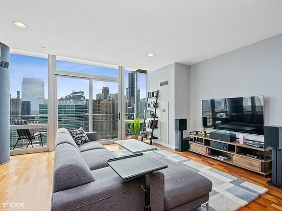 3rd image of 737 W Washington Blvd APT 3506