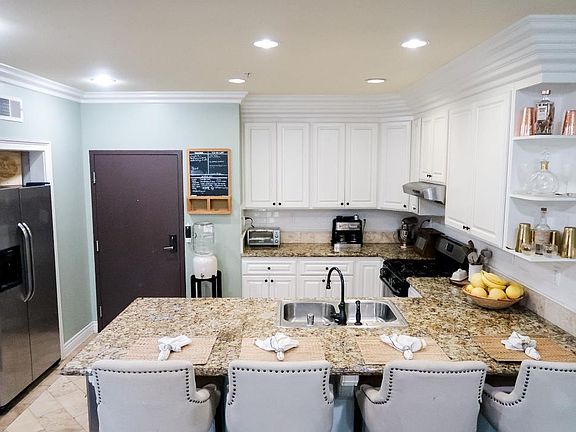 3rd image of 14255 Delano St #201