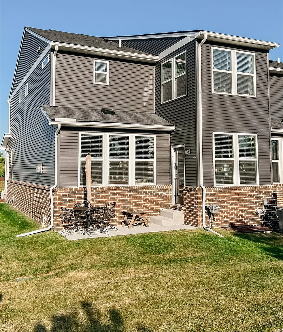 3 bed, 2.5 bath, 2083 sqft, $2,800 — Photo 3