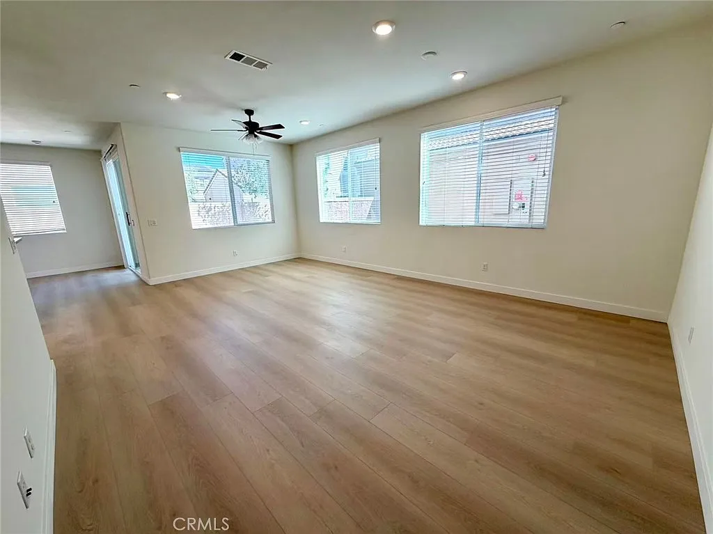 3 bed, 2.5 bath, 1829 sqft, $3,300 — Photo 2