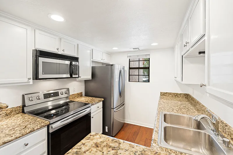 2 bed, 2.0 bath, 1036 sqft, $2,825 — Photo 3