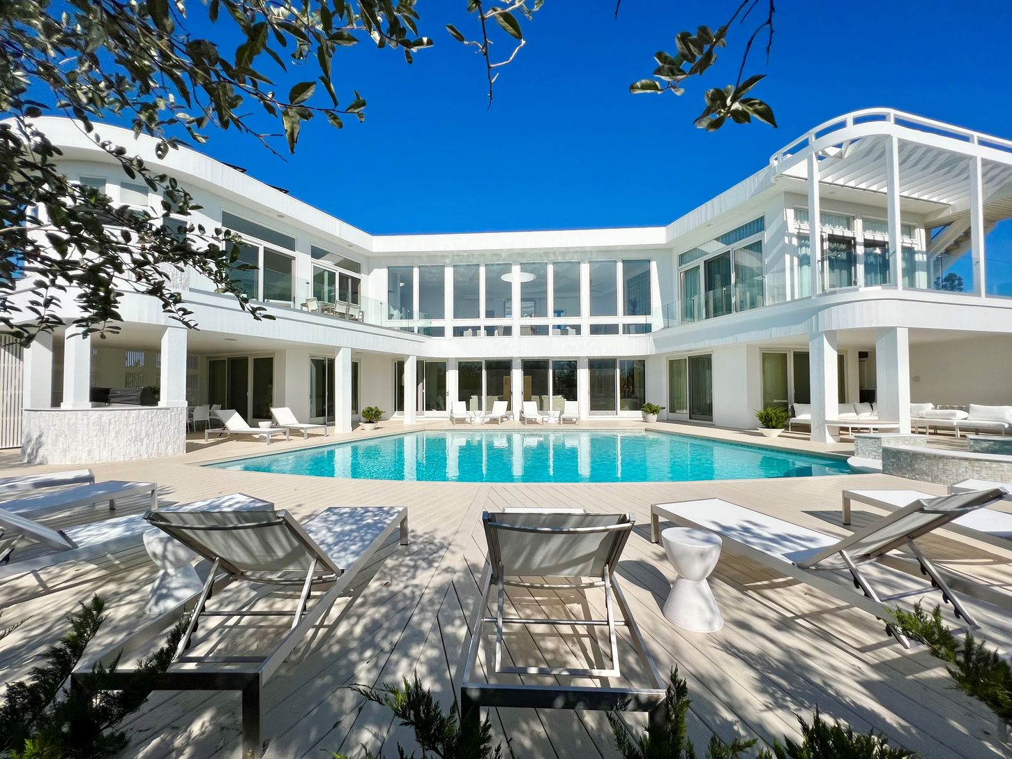  ENORMOUS GUNITE SMART POOL