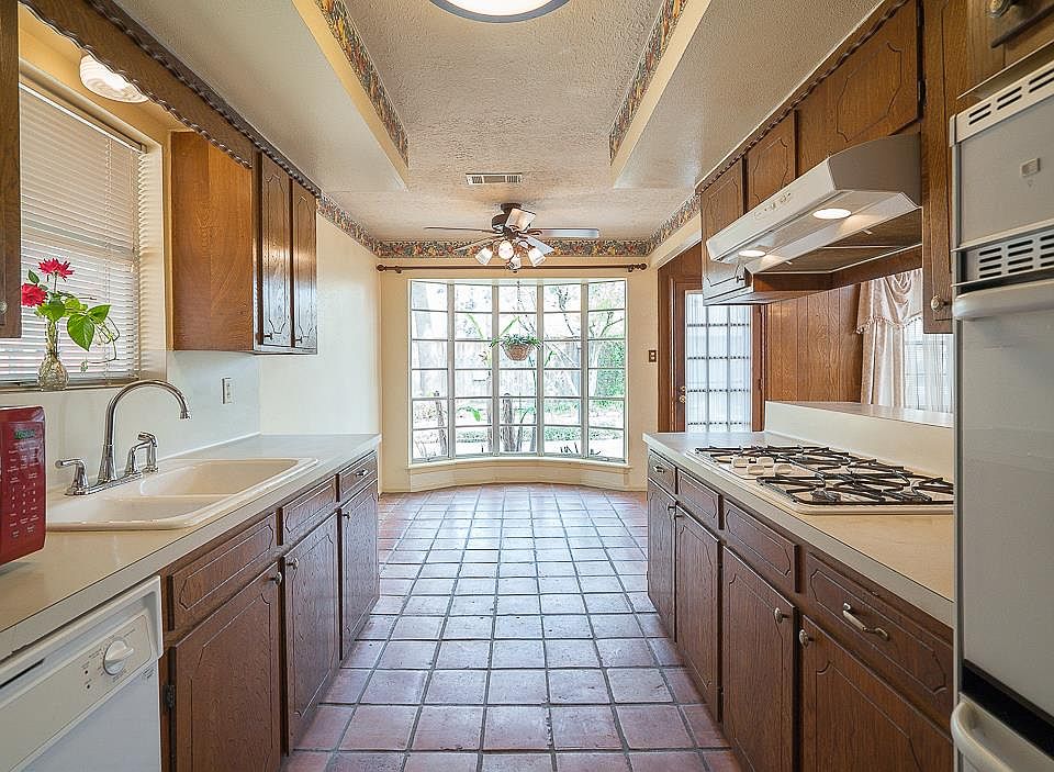 1st image of 7515 Oak Village Dr