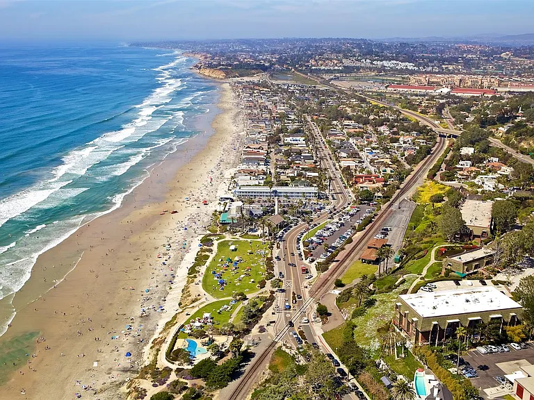 Del Mar - Families can enjoy browsing through shops, picking up souvenirs and gifts for loved ones or dining in the numerous restaurants and cafes.