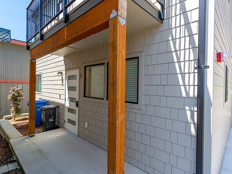 476 SE Barrington Dr #D — Photo 1