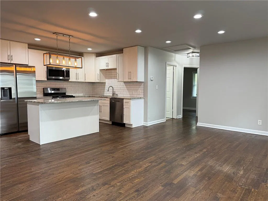 3 bed, 2.5 bath, 1258 sqft, $2,450 — Photo 4