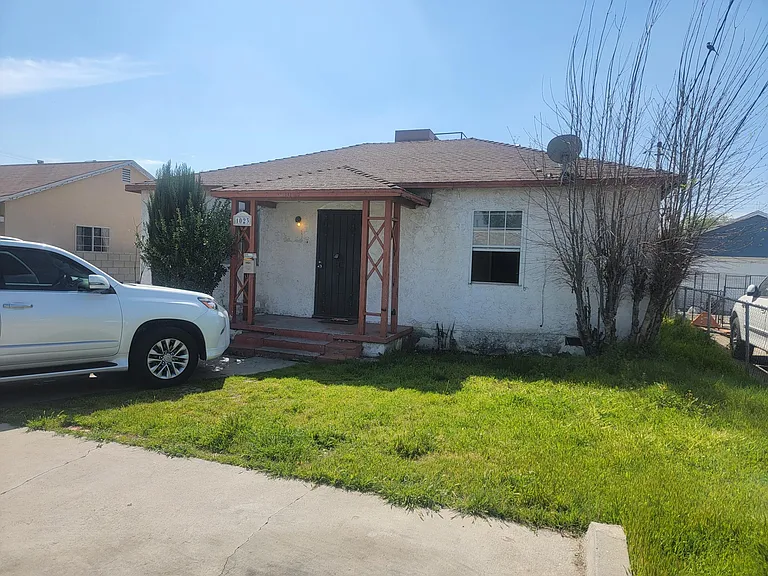 1023 W Temple St — Photo 1