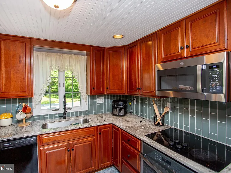 305 Tower Rd — Photo 9