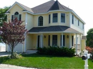 31 Elm St, Tyngsboro, MA 01879