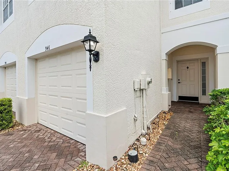 941 Hampton Cir #109 — Photo 6