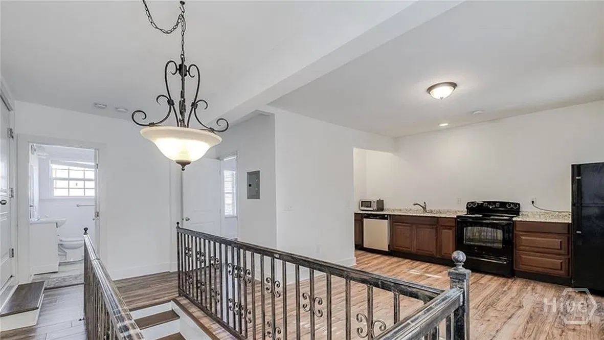 2 bed, 1.0 bath, 950 sqft, $1,600 — Photo 3