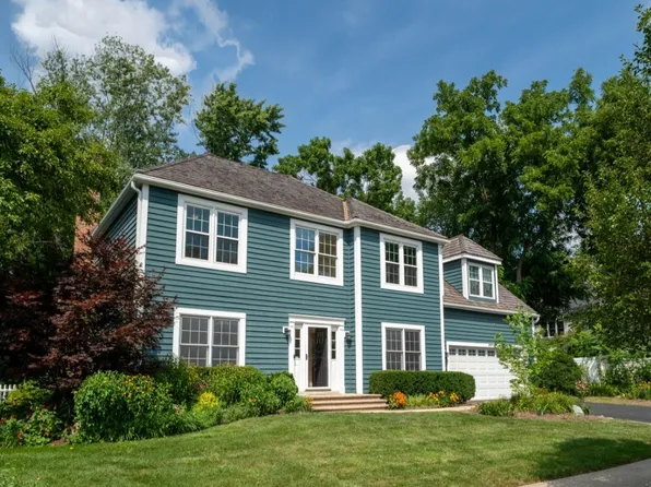 662 Waterbury Ave, Gurnee, IL 60031