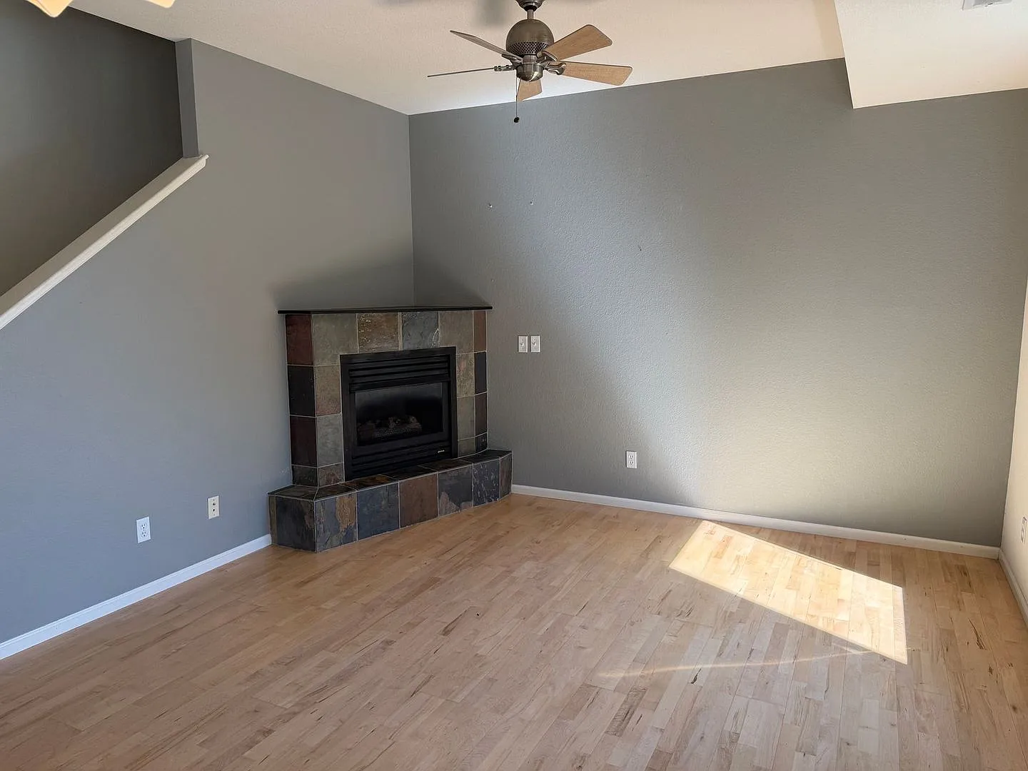 1,000 Off 1st Month rent if Lease signed by 9/1 Light filled 3BD/3BA townhome — Photo 3