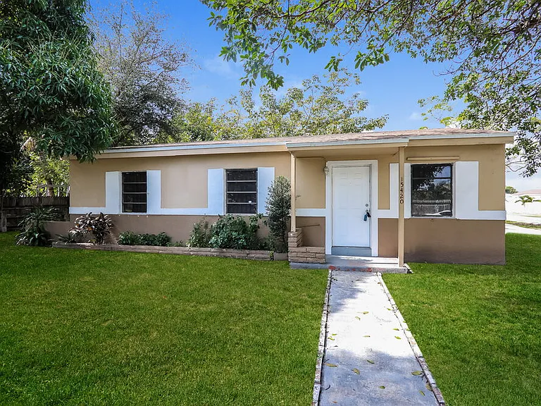 15420 NW 27th Pl — Photo 1