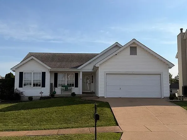 1002 Seasons View Dr, Fenton, MO 63026