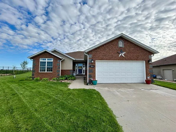 2035 Fairway Dr, Crete, NE 68333