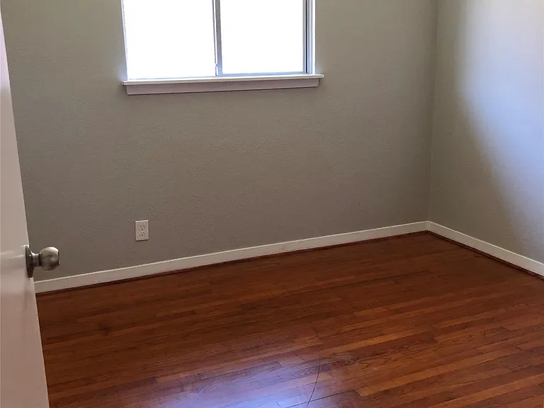 509 Avenue J — Photo 9