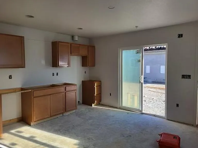 2544 Hillview Dr — Photo 2