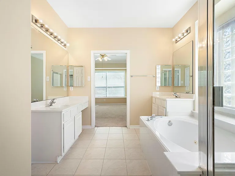 3318 Cotswald Trl — Photo 8