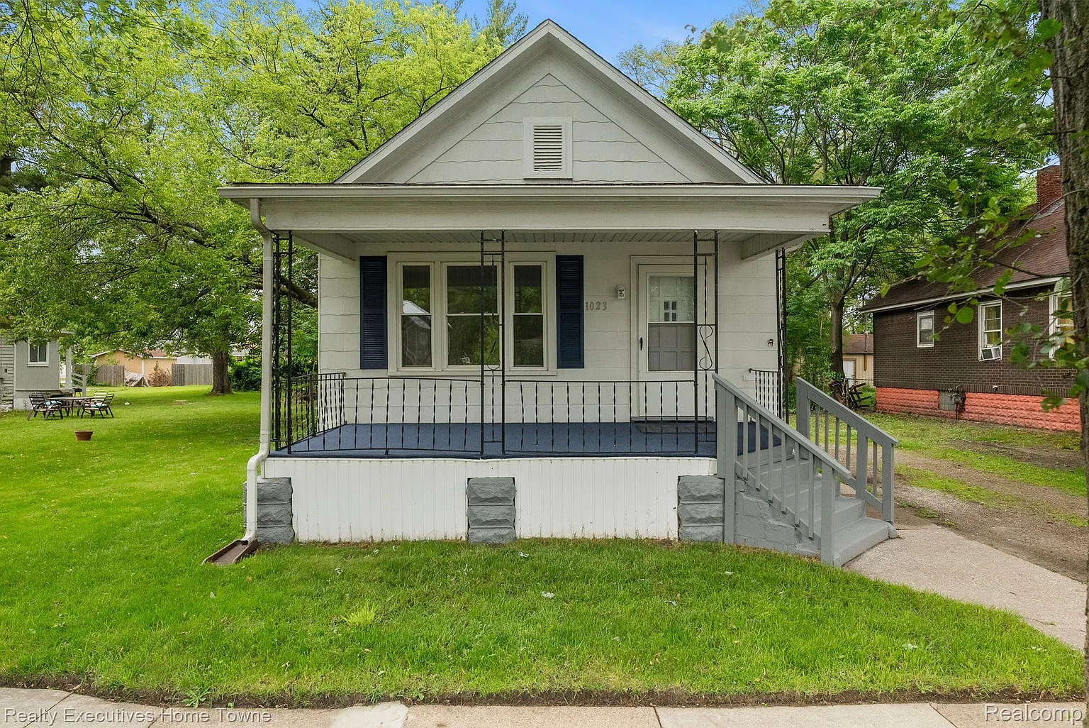 1023 Division St photo 1