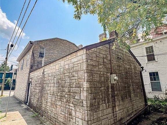 3rd image of 623 E Spring Street