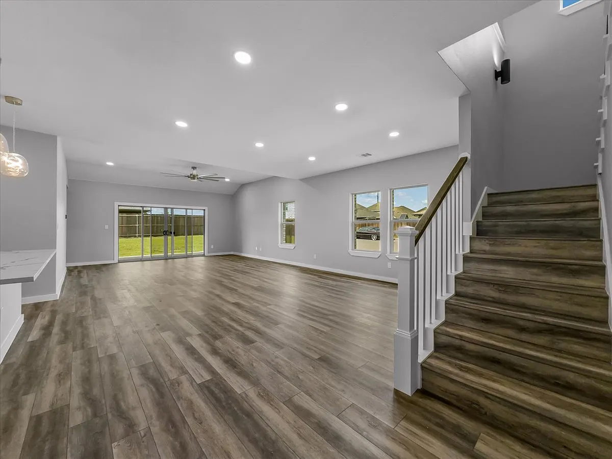 529 Janette Ct — Photo 2